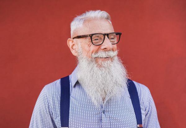 Bunicul stă de vorbă cu nepoata