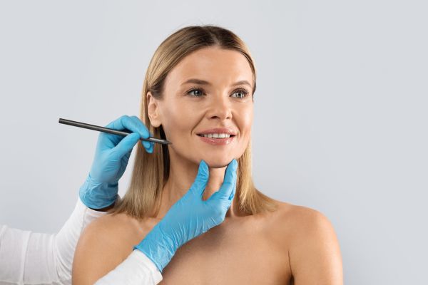 O doamnă merge la un chirurg estetician pentru un facelift