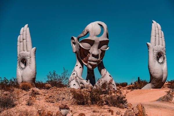 Bulă admiră o sculptură