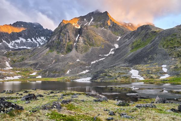 Un alpinist neasigurat strigă de pe o stâncă