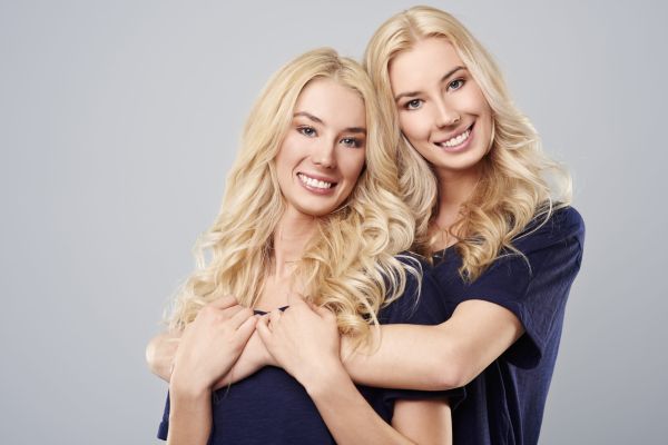 Două blonde stau de vorbă despre plictiseala vieţii de cuplu