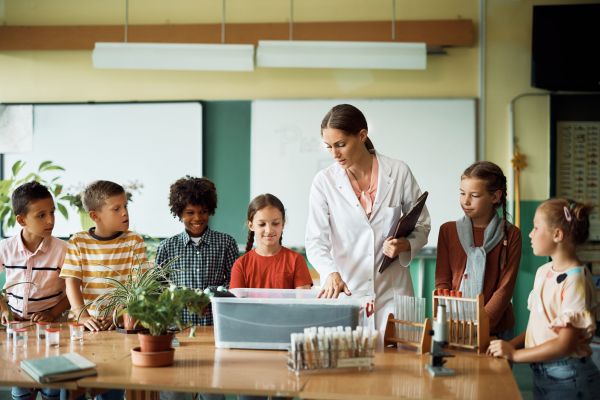 Profesoara întreabă: – Bulă, ce este un an lumină?