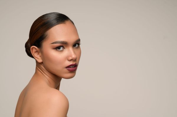 - Ce ai fată de stai dezbrăcată?