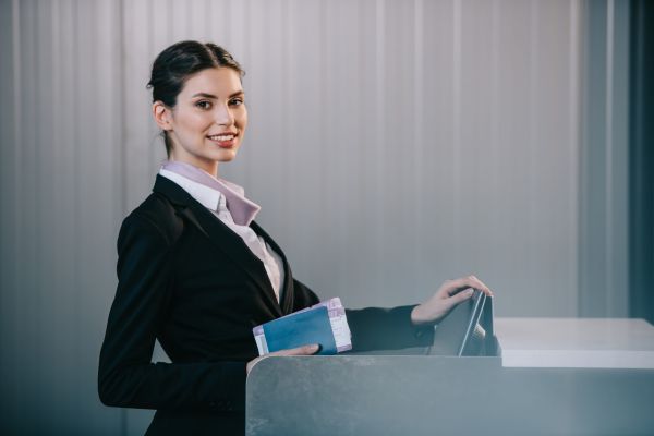 Trei secretare sexy stau de vorbă despre directorul lor