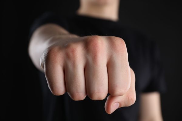 Proful: – Petrică, de ce l-ai lovit pe Ionică?