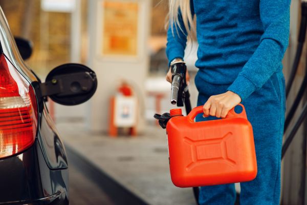 - Iarăși s-a scumpit benzina!