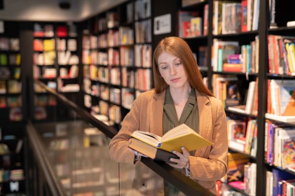 Un client intră într-o librărie