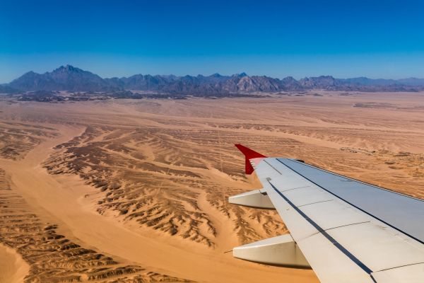 Un avion aterizează în deşert