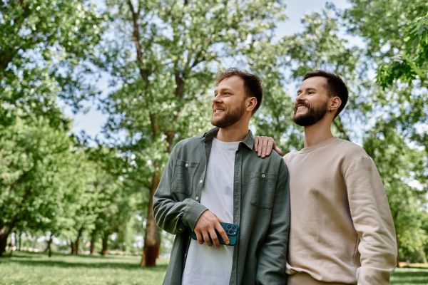 Doi șomeri stau pe o bancă în parc