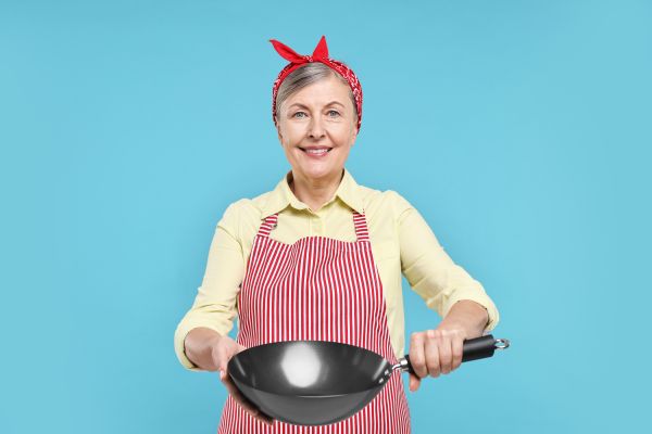 Vine soţul acasă beat… soţia are o tigaie în mână