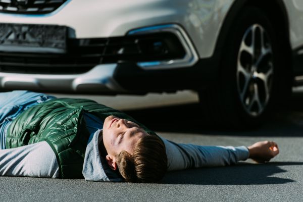 Un ardelean trece strada și este izbit de o mașină