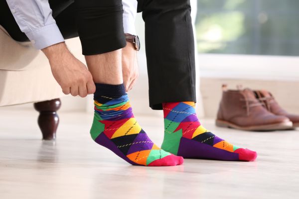 Bulă: - Nevastă ... mi-ai dat ciorapi diferiți