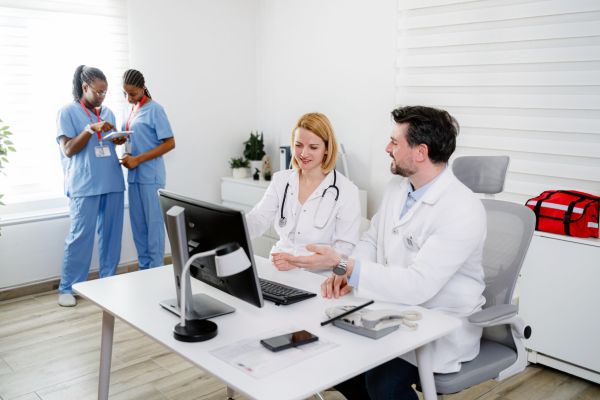 O tipă fuge din biroul medicului