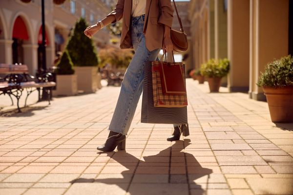 Soţia: – O să intru în magazinul acesta și o să probez niște perechi de pantofi