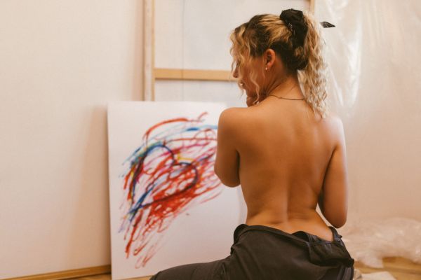 - În cât timp pictați un nud de femeie?