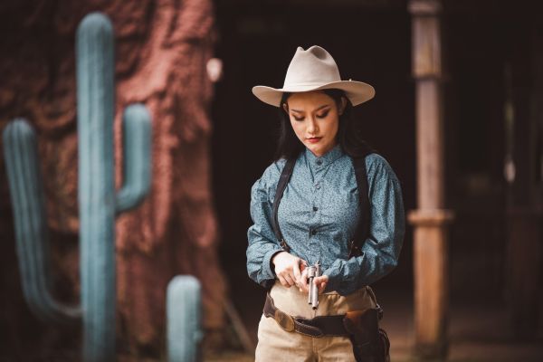 Un cowboy intră într-un bar stropit pe pantaloni