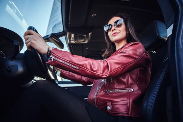 O șoferiță îi spune iubitului că l-a înșelat