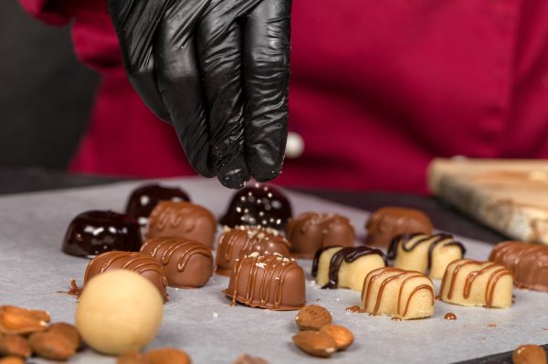 – I-ai dăruit prietenei tale o cutie cu praline umplute cu lichior?