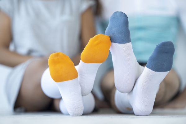 Bulă:- Femeie, mi-ai dat ciorapi diferiți!