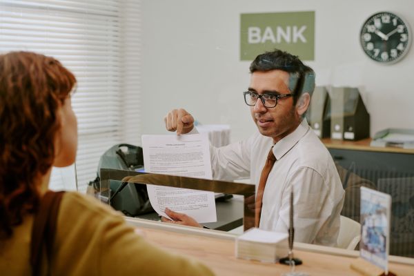 Un magnat vine la bancă