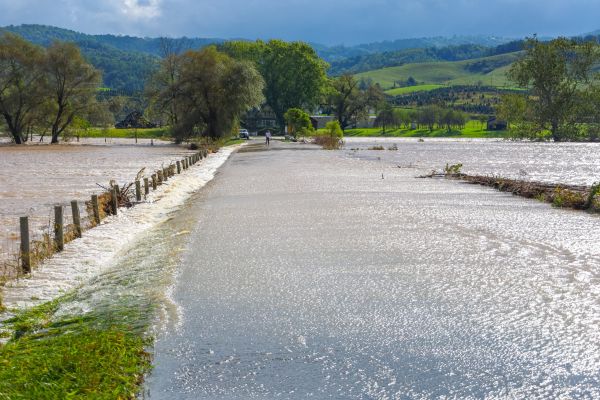 Un sat se inundă