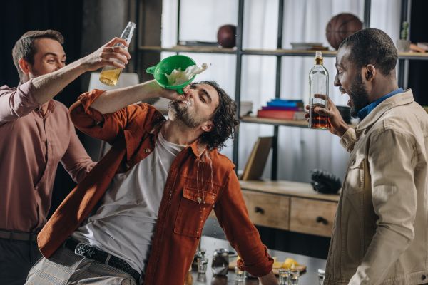 - Mai bei, mă, porcule?! Zi, mă, mai bei?!