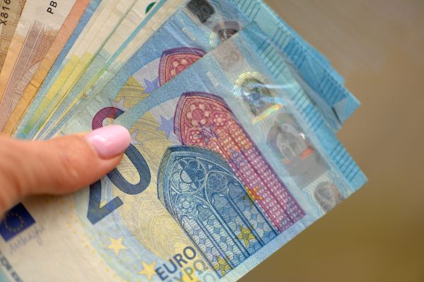 - Dacă, ai avea de ales între bani şi inteligenţă, ce ai alege?