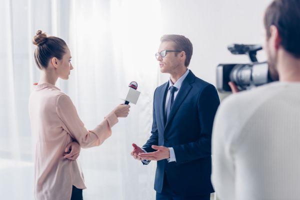 Bancuri cu politicieni. -Să ştii că noul ministru devine din zi în zi mai prietenos…