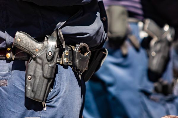 Un poliţist intră disperat într-un bar
