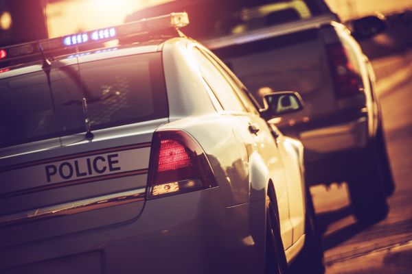 Poliţistul opreşte o maşină: - Aveţi carnetul?