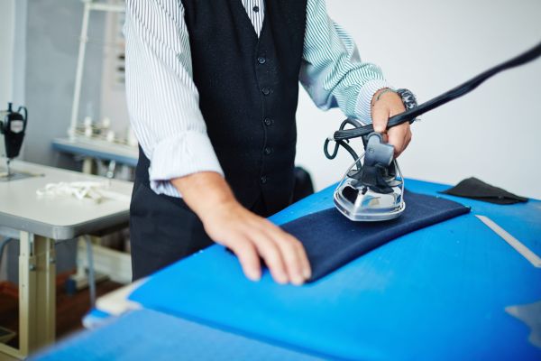 - Abia te-ai însurat și îți calci singur cămașa?