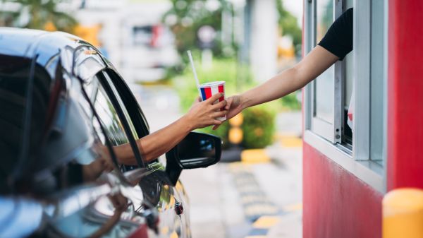 Bulă îi povestește unui prieten: – Aseară, ies de la McDrive
