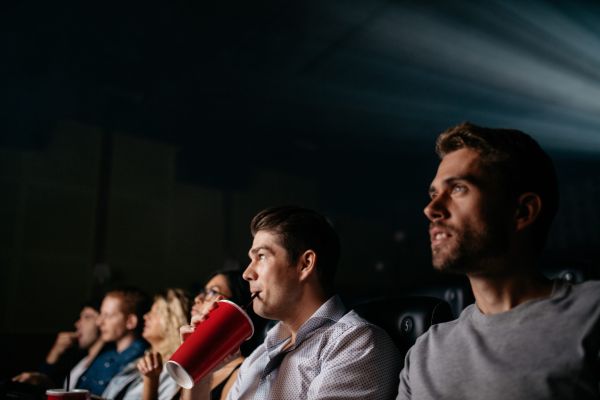 Bulă merge la film. La caserie cumpără două bilete