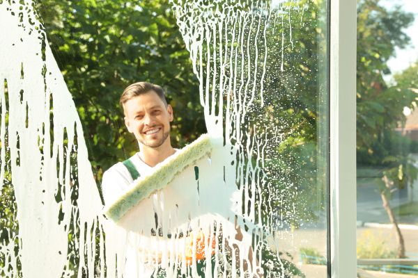 – Vecine, iar te-a pus nevasta să speli geamurile?