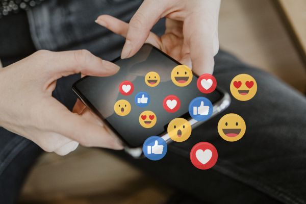 - Bunico, îți deschid un cont de Facebook?