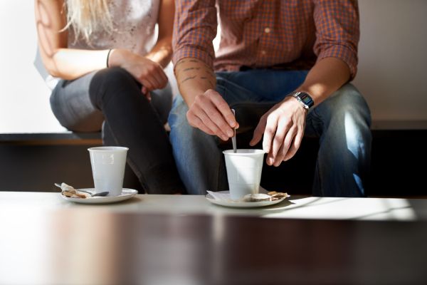 - Ce faci, vrei să ieșim la o cafea? - Vedem, când ies de la muncă!