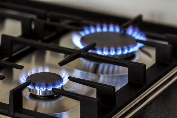 Soacra își sună ginerele: - Miroase a gaz