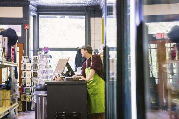Un soț disperat intră într-un magazin