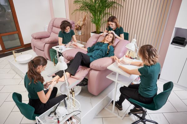 Pretenţii într-un salon