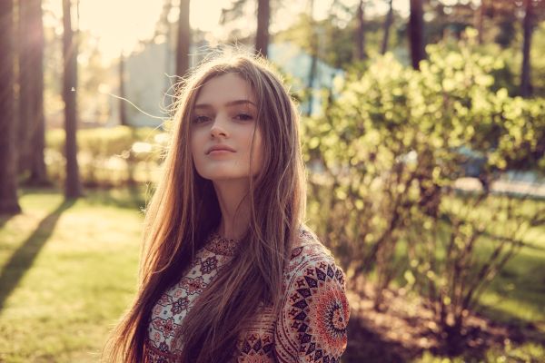 Un poet se plimba printr-un parc