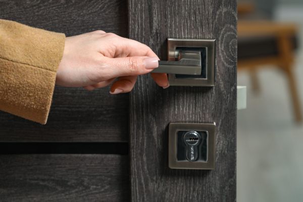 Seara târziu se aud bătăi în uşă