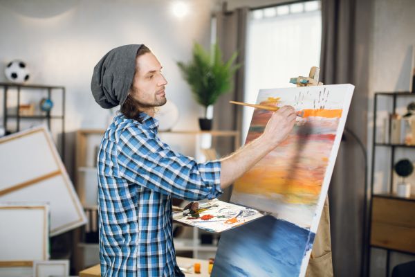 Un pictor renumit realizează portretul unei doamne