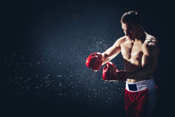 Un antrenor către boxerul din ring: - Stai jos până la 8!
