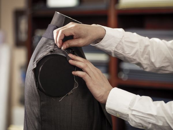 La croitorie: − Vedeţi că mâneca stângă este mai scurtă