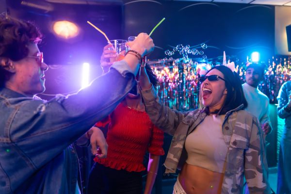 Două tipe foarte frumoase discută în club