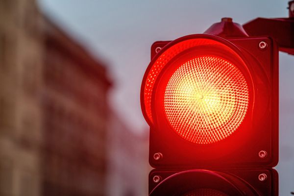 Polițistul: – Bulă, ai trecut pe roşu?