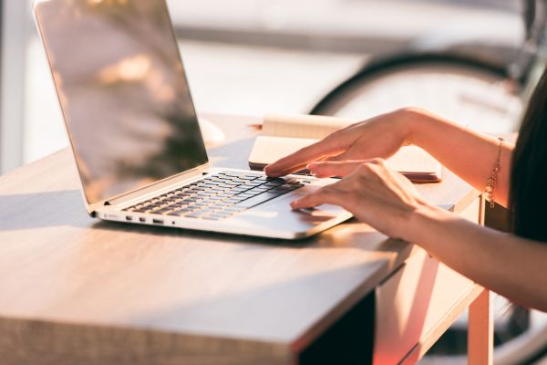 – Bubulino, tu ai pus parolă la laptop?