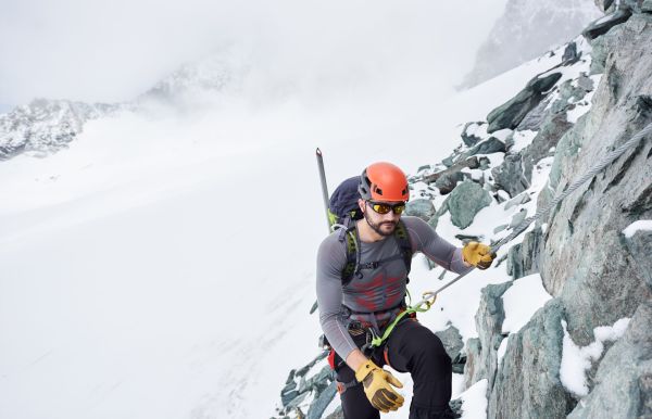 Un alpinist cere ajutor