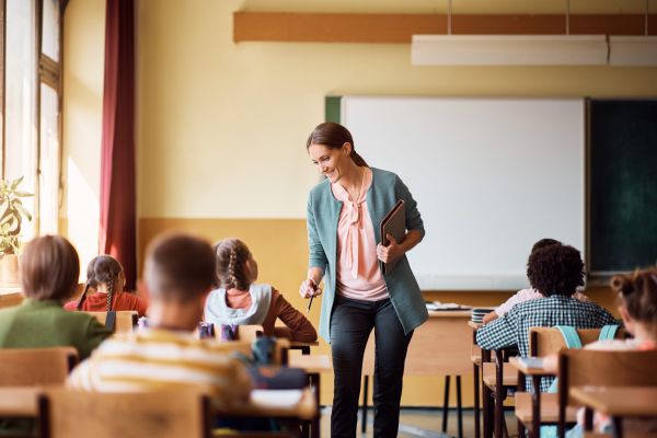 Profa:- Mâine să vii la școală cu bunicul tău!